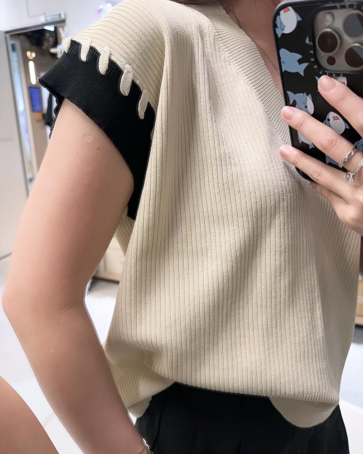 遮手臂拼色V領背心*2色