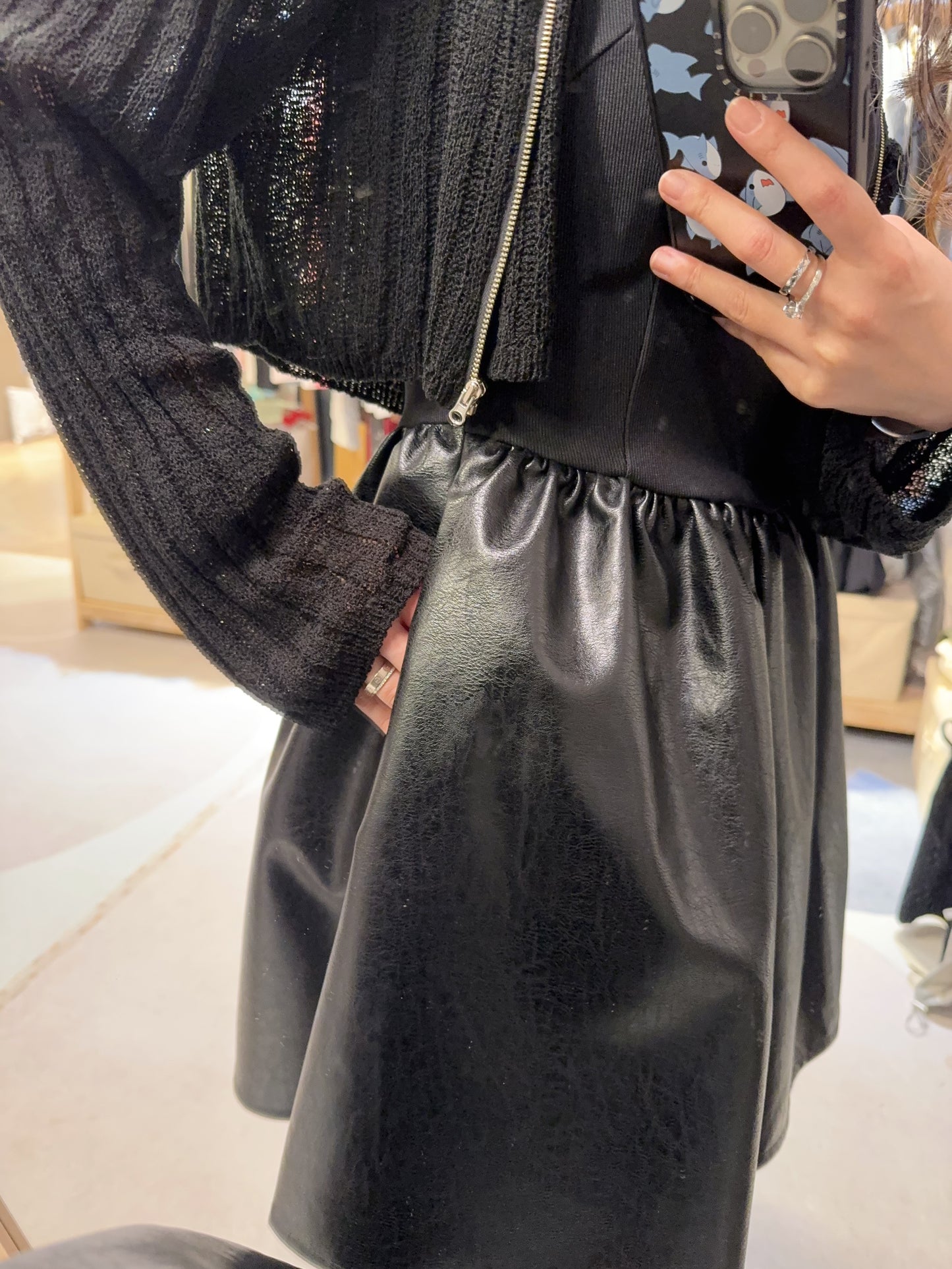 All black 戰鬥格吊帶拼皮裙