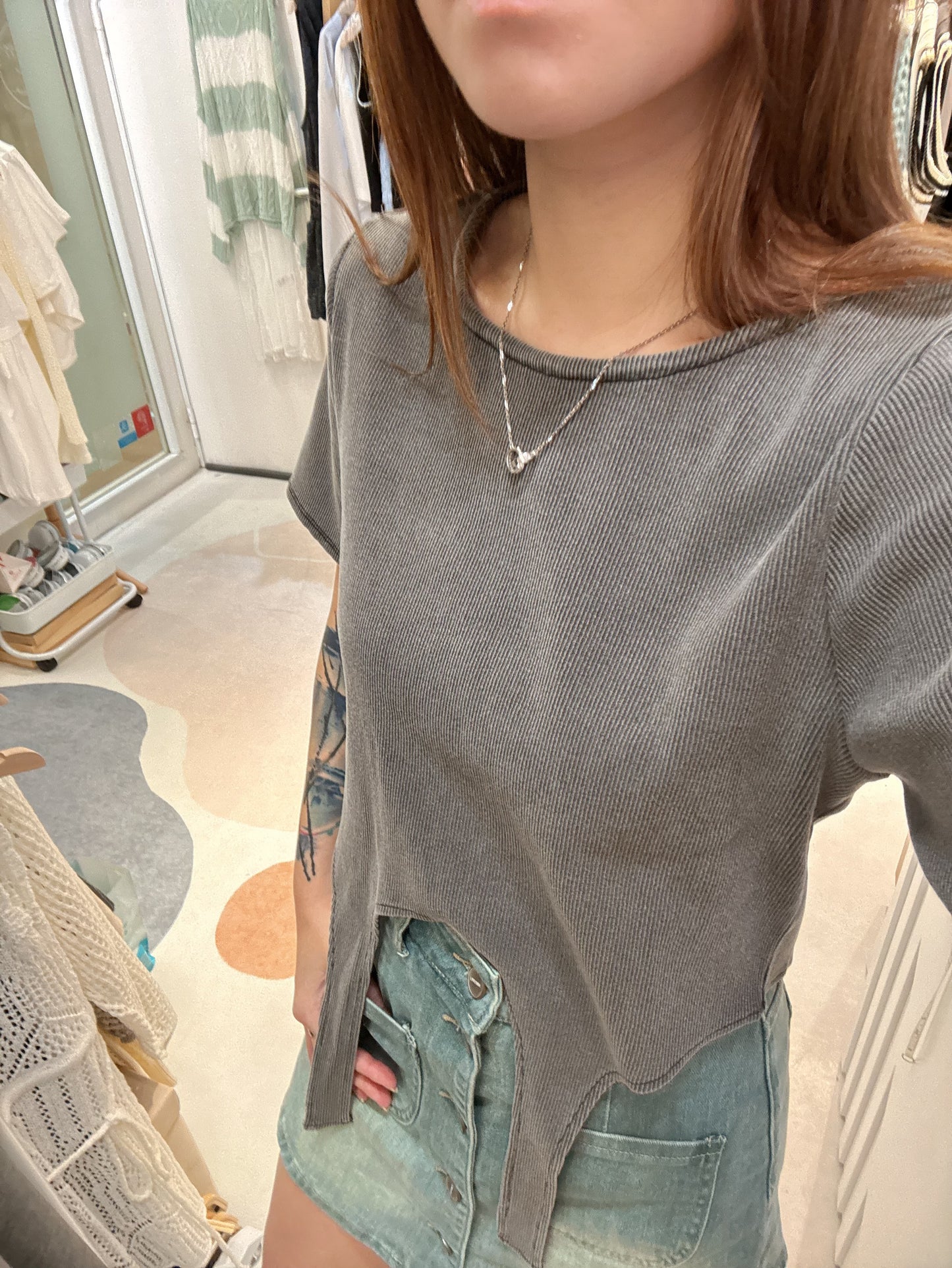 🇯🇵暗直紋水洗灰下擺吊帶Tee